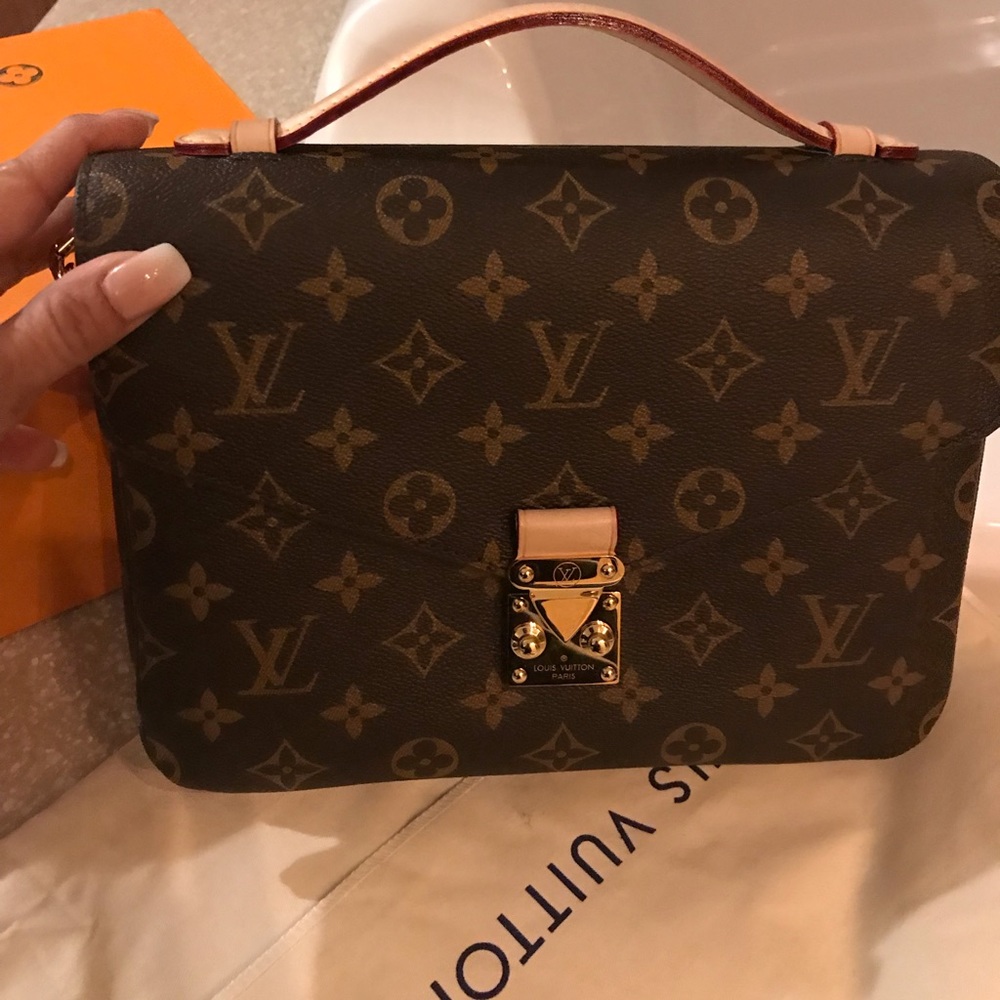 Louis Vuitton Pochette Metis Handbag